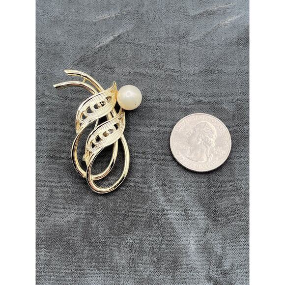 Gold Tone Brooch Pin Double Leaf Ribbon Single Faux Pearl - Picture 4 of 4